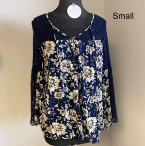 Entro long sleeve lace top